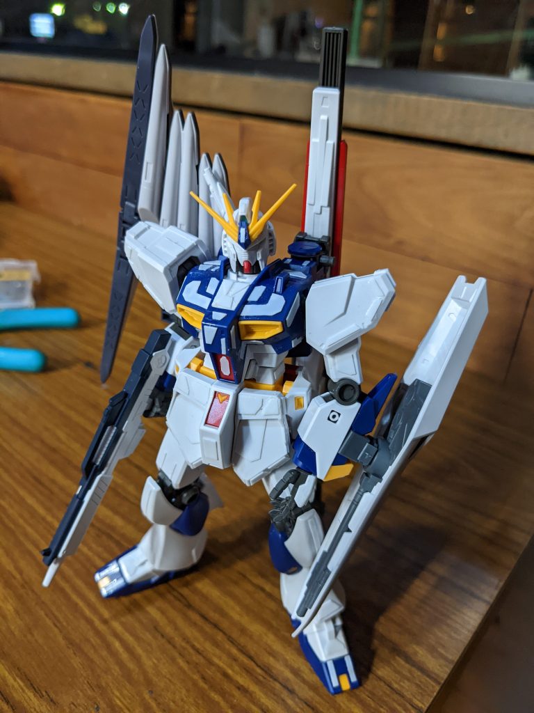 SIDE-FでEGの限定νガンダムを買ったらロングレンジフィンファンネル以外ン位もついていないかったので急遽普通に市販されているEGのνガンダムを買ってきてライフルとシールドを持ってきました。