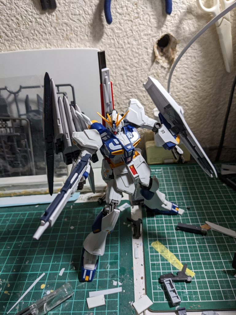 ファンネルはフェイクνからの流用です。本当はHG のνがあれば一番良かったのですが当時はまだコロナの影響でガンプラの品薄時代でした。その他にはプラ板で凹凸を増やしています。