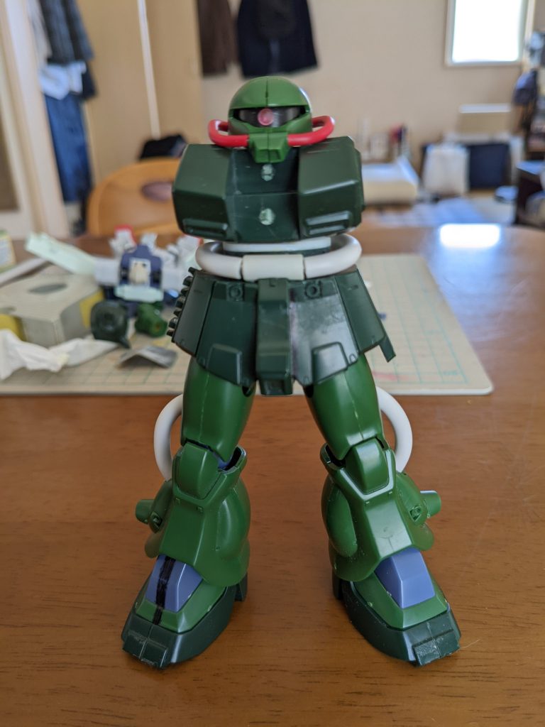 腰は接続部で3ミリ程延長して間延びした分動力パイプ基部をプラパイプで大型化、それでも隙間が開くのでコクピットブロックを下げますた。