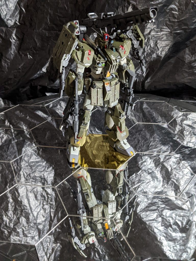 　そのため、テスト用だった三号機もあるものは何でも使えの精神で予定外の実践投入がなされることになるが、すぐに問題が発生した。 　もともとテスト用だった三号機は予備パーツなどが全くない状態で破損や消耗した部品の調達が困難だったのだ。 　そんな三号機に対して担当の技術者が何をしたかというと、その場その場で余剰パーツや大破した別ＭＳの部品をつなげたのだ。 　最終的にはネオジオンのＭＳのパーツまで使われていたらしい。 　この暴挙というべきか柔軟というべきか悩む技術者のせいというかおかげというべきかによって、三号機は破損のたびにその形状を変えていくことになる。