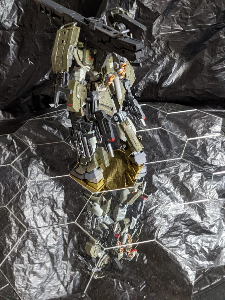 　最終的にアナイハム本社に戻されたとき、三号機の形状は元の形とかけ離れたものとなっていた。 　本社の技術者曰く、「元に戻すくらいなら新しく作ったほうが安いし簡単だ」とい言わしめたほどである。 　とはいえ、地上での実戦データとそれに応じた改造は当初の予定をはるかに上回る貴重なサンプルになったのは確かである。 　特筆すべき点は各所に増設された四本のサブアームにあった。 　地上で三号機を担当した技術者は重力下では役に立たないファンネル用のサイコフレームをサブアームの制御につなげたのだ。  