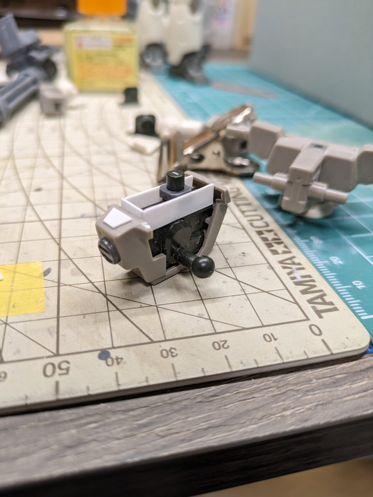 下腹部の上をプラ版で加工して胴体を延長しています。ポリパーツを挟んで周りにプラ版貼っただけですが笑