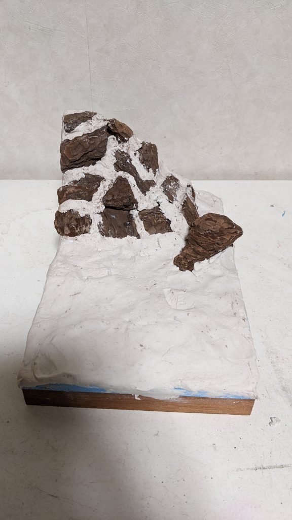 隙間を石粉粘土で埋めて…