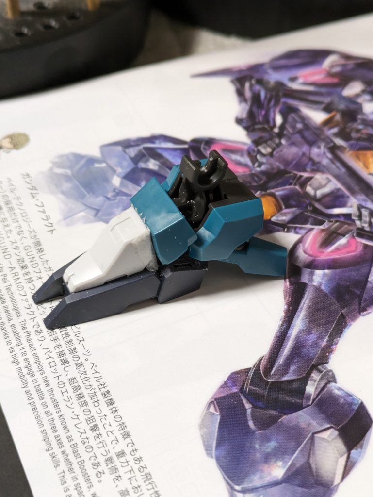 接続部分を基部として残して、別パーツをつける。デスサイズの場合はグレモリーのつま先の不要部分を削ってからデスサイズのつま先を移植しています。もちろんこれで出来るのは主にデザインの変更であり、例えば足首をここからボールジョイントにしたい場合には適さない方法です。たぶん。とはいえ、これであれば切って貼ればなんとかなるし、左右であわせやすく、キットに備わった形を維持するのでポロリもしづらいわけです。と考えたわけです。また、逆の考え方として接続部分を切り出してきて移植するということもしました。肩アーマーですね。あれ自体はつなぎ目消しをした以外は無改造です。ケンプファーの肩からボールジョイント部分を切ってきて、ファラクトの方にぺたり。こうすればポリキャップもそのままでいいので楽です。楽でした。