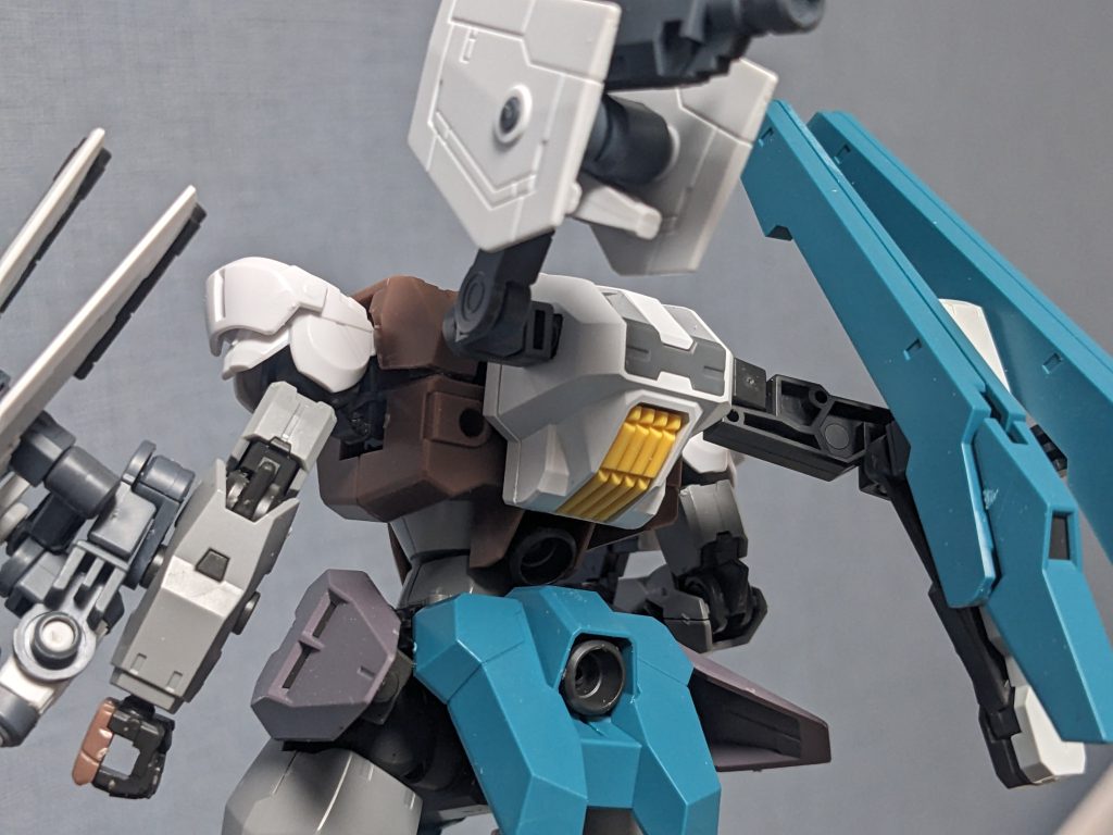 背中はルブリスソーンまんまだと寂しかったので、元ネタ風に少し大きめのバックパックをつけました。流石に展開形態は出来ませんでした…以上になります。投稿は2024年になってしまいましたが、2023年の最後にAC6発売年中にやりたかった見立てが完成して良かった……皆も戦友を好きになりましょう!!!!