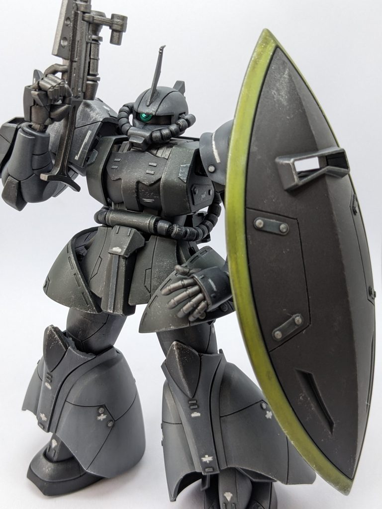 全体に汚し塗装をてありモノアイは30MMのカスタマイズマテリアルを使用しております😆