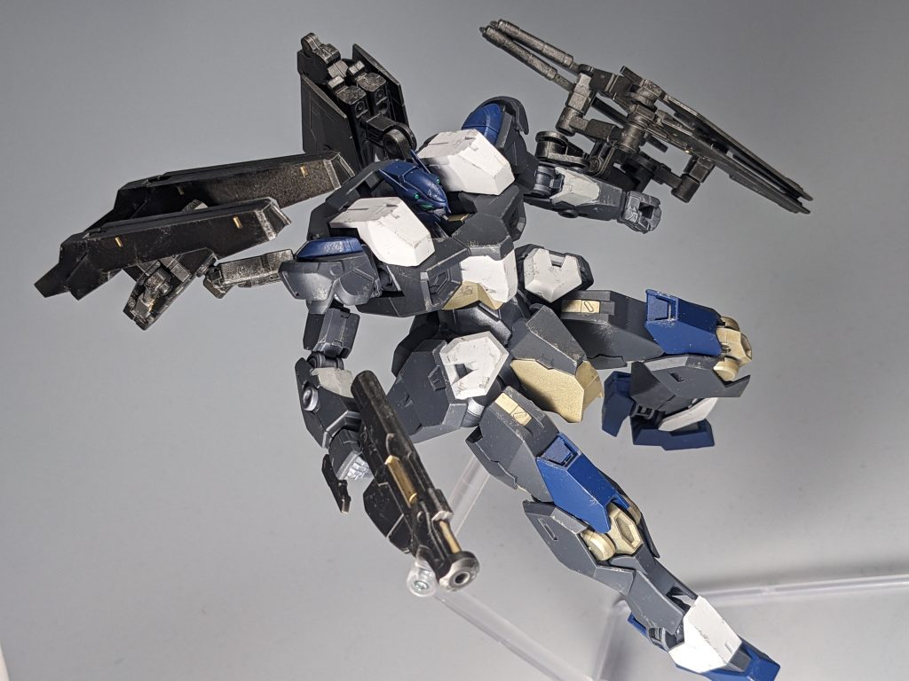 手持ちのニードルガンは、ファラクトのライフルをベースに切り詰めました。左肩装備の実弾オービットは30MMのパーツでそれっぽく作りました。(実物と全然違う変形ですが…)　右肩のニードルミサイルは、フェーズドアレイキャノンをベースにしてます。