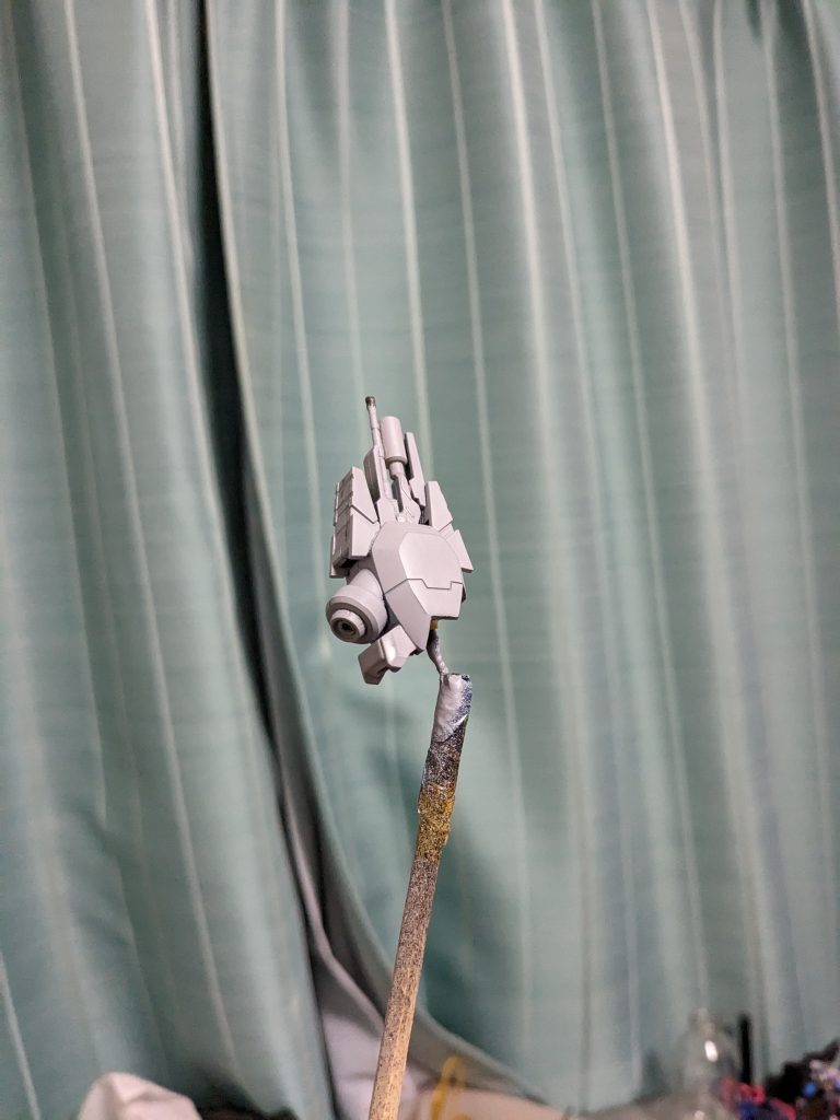 火炎放射器はガンダムウヴァルのふくらはぎと古の食玩 ユニバーサルユニットに付属していた腕部200mm砲を軸に作りました