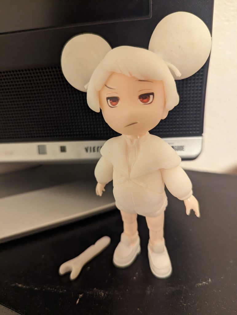 白かった頃のパイセン、今回は塗装にしましたがダイソーとかだと色んなカラーの樹脂粘土があったり絵の具混ぜて着色できたりもするのでこれも再チャレンジ推奨ですね…