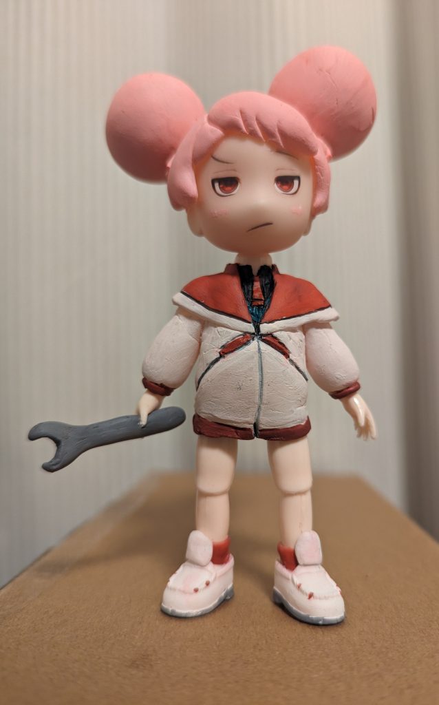 セリアで販売されてたドール素体をベースに樹脂粘土で装飾、塗装のアクリルガッシュ、瞳のデカールも100均製と前述の通り素材全てが元旦から営業してた近所のセリアで調達、ついでに工具や筆なんかも100均のものととことん100均製品に拘ってみました。