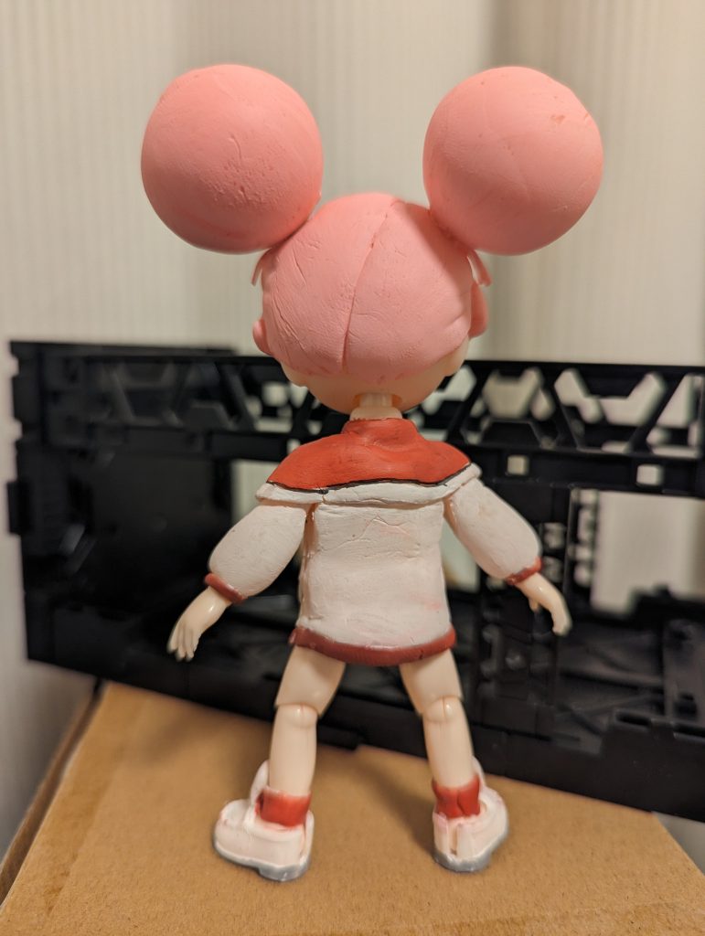 後ろ…。樹脂粘土の扱いが難しく乾燥させてたらひび割れが凄いことになってしまった…パテとかなら埋めたりも比較的容易なんですがパテほど伸びが良くなくてそれも難しいんですよねぇ…