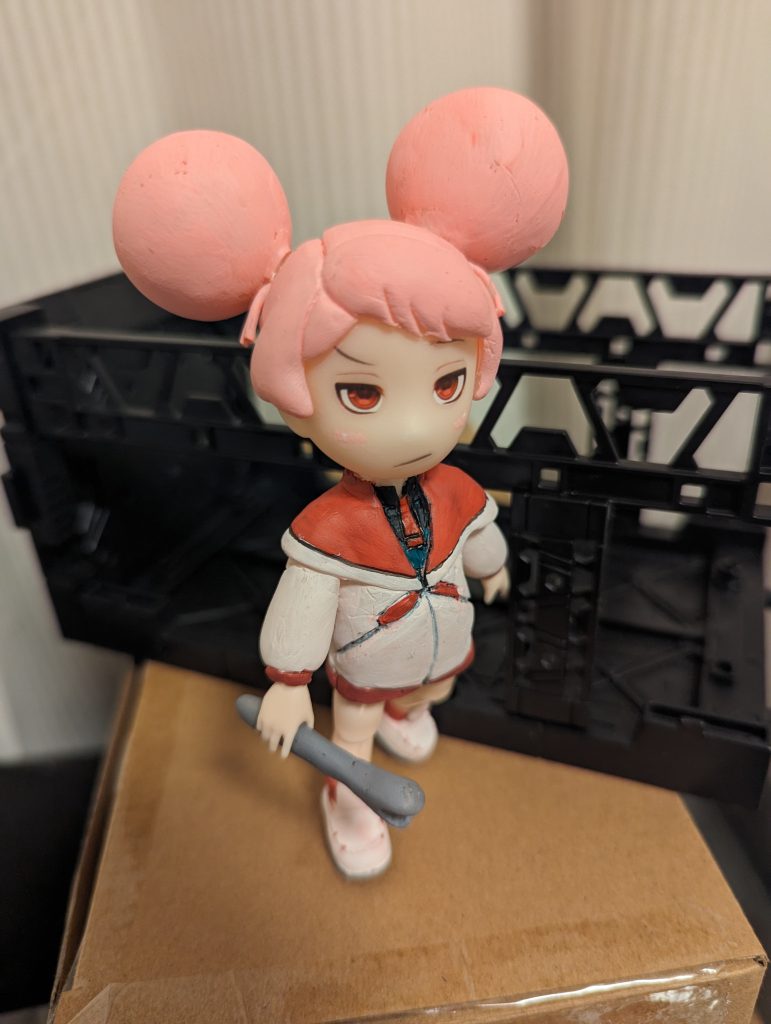 ちなみにポンポンヘアーの中身は球形の発泡スチロールが詰まってますがサイズの割には粘土消費抑えられてます、結果3つ買った樹脂粘土が2つ丸々余ってるんですがさてどうするか…