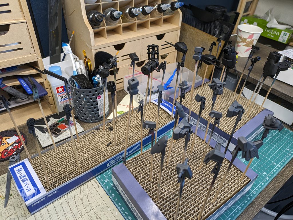 下地塗装後。いつものガイアノーツのエヴォシリーズ。