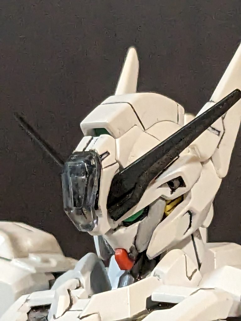 頭部は主役機の中でキャリバーンだけ耳がなかったのでRGウイングEWの余剰パーツを付けました。キャリバーンの特徴だけど角ばったフェイスが好みじゃなかったので曲面になるように削り、顎のラインもシャープにしてます。ツインアイは若干大きく感じたので緑のパーツの下の部分を削り、黒の面積を少し増やしてます。個人的にはよりイケメンになったと思ってます。