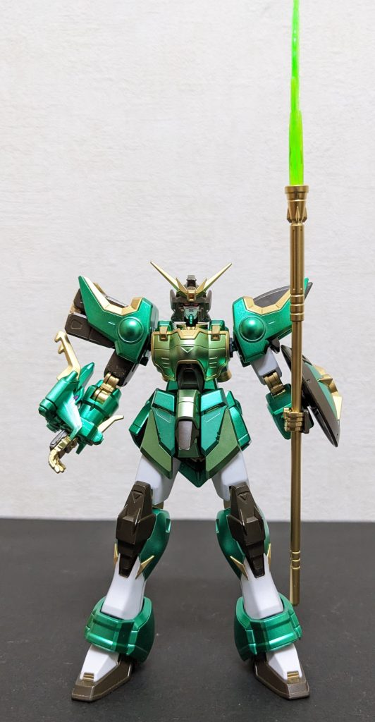 正面ガンプラの品薄がピークだった頃の発売だったので「迷ったら買え!(おいおい😅)」をモットーにしており、あまり(全然❓)後先考えずにとりあえずゲット。しばしの積み期間を経て、辰年ネタにもってこいという理由から、カラーリングも緑系でまとめることに。自分的に新しいのは、黒っぽい箇所にモロにミリタリー系のブラウングリーン使ったあたりかな❓遅ればせながら、最近になってアニメ「パリピ孔明」にハマったので💦なんとなく「いにしえの中国武将感」出したくなったので。キラキラのルミナスメタグリーン、メタイエローグリーンとの落差でメリハリ付いて良い感じなのではと思います😊