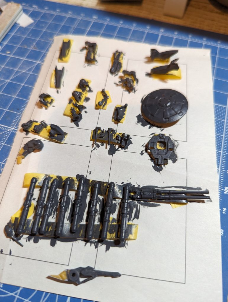 アクリジョンベースグレイを下地として塗ってます。ここまでは綺麗だったと思います