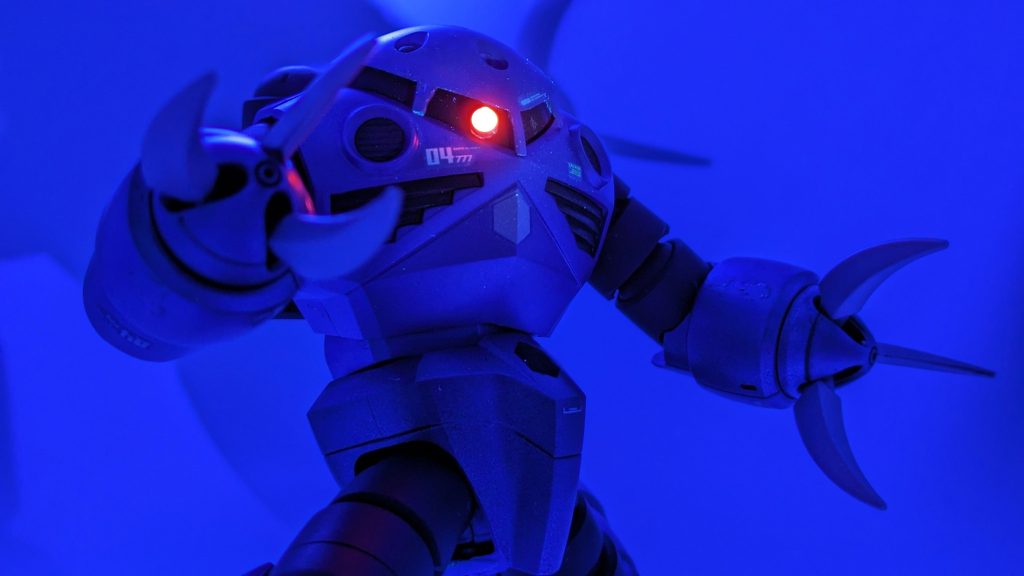 モノアイは自作したものをネオジム磁石で可動化し、蛍光ピンクで塗装しています。