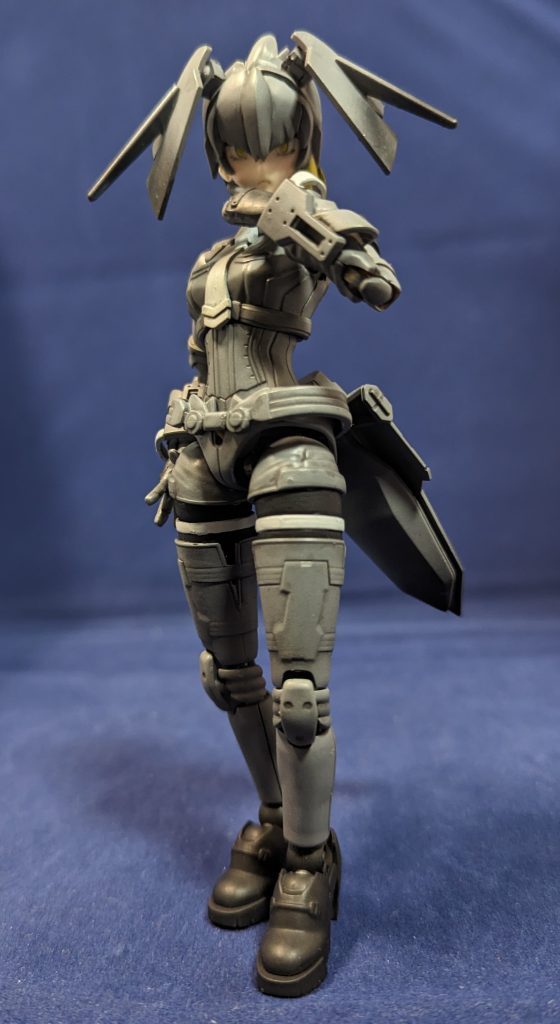 ポージング、塗装のスレは怖いですがそこそこ動いてくれます。