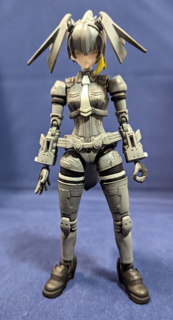 使用キットはモビルドール・メイと+α…ホントダヨ…特徴的な目つきを再現するため前髪のパーツをパテで整形して目つき悪い感じにしてます。「やっぱりこわいよ!」「ひどーい!」頭の羽はメイの後ろ髪を加工して前髪に取り付け、右側部分のもみあげ部分をカットして左右非対称な髪型を再現、カットしたもみあげ部分は頭頂部に移植してアホ毛…というか冠羽にしてます。