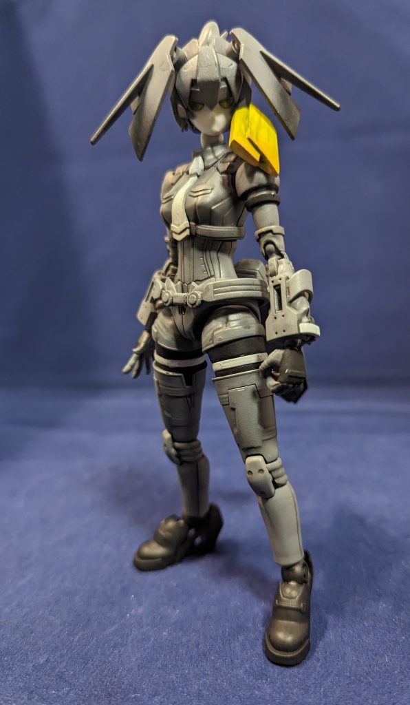 モビルドール形態モビルドール・メイの改造なので当然モビルドール形態にも換装出来ます、なんたってメイが元キットなので!元々コッチをメインで考えてたりしました。こちらも目つきが悪くなるように前髪を加工、真ん中位から切断して三白眼になる程度に延長してます。嘴状の髪パーツはプラバン適当に切って貼ってしてスプリングパイプで接続。