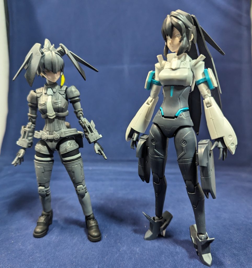 元キットのメイと比較、すごーい結構身長差があるんだね。え…?なんで流用元のキットがほぼまんまの形で残ってるかって…。えーとそれは…