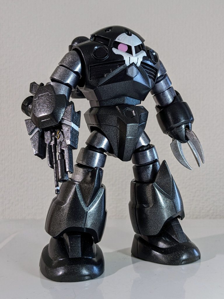 右腕が火炎放射器に換装された他、モノアイレール周辺にドクロのペイントが施されていますドクロ模様はポケモンのヨマワルを見て思いつきましたがマーベルの某人に似ちゃいました