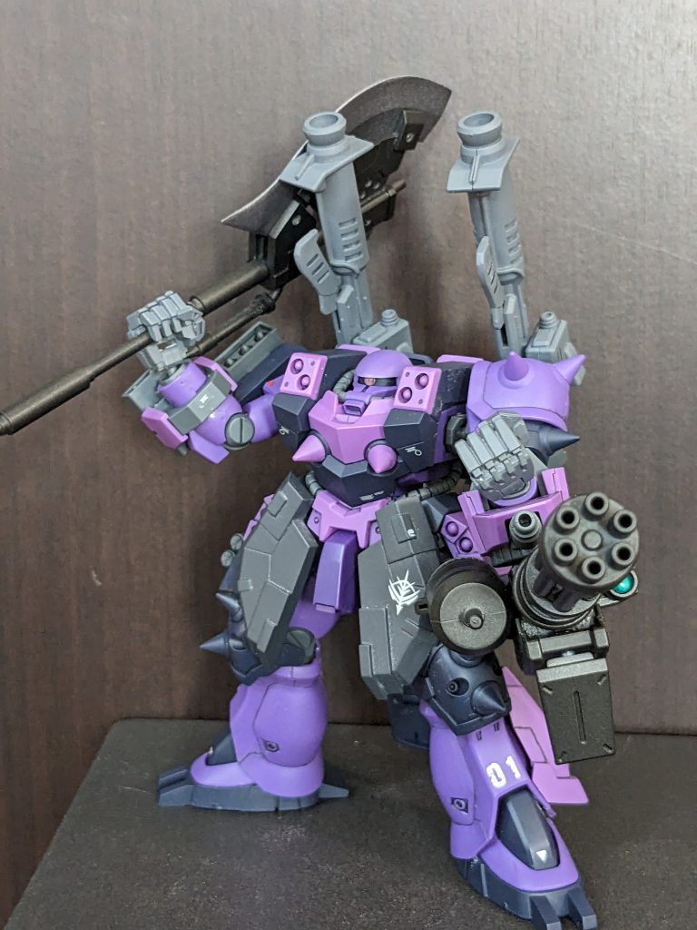 一つ一つの武器がデカすぎてあまりポーズは出来ません。両手持ちさせたかったけど、パーツがポロポロ落ちてしまい諦めました。