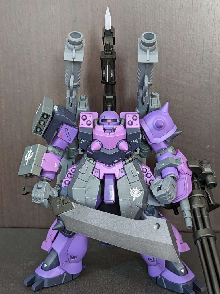 遠距離：ジャイアントバズーカ中距離：ガトリング近距離：大型アックス、大型ソード