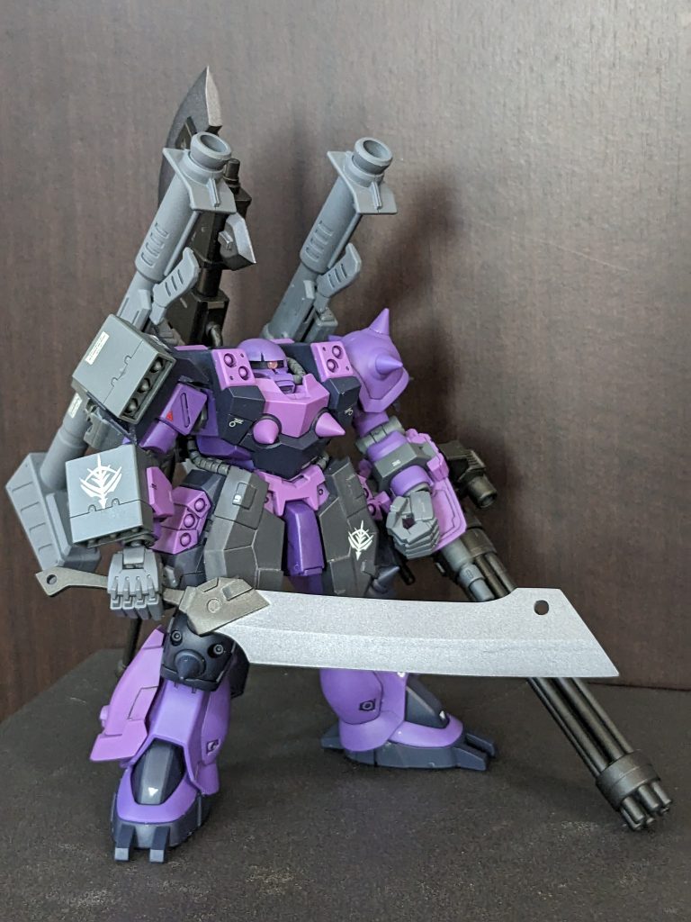 大型アックスは背中にマウントできます。大型アックスとソードはプラ板やランナーで自作してます。フロントスカートもプラ板で作成。モノアイは100均のUVレジンです。