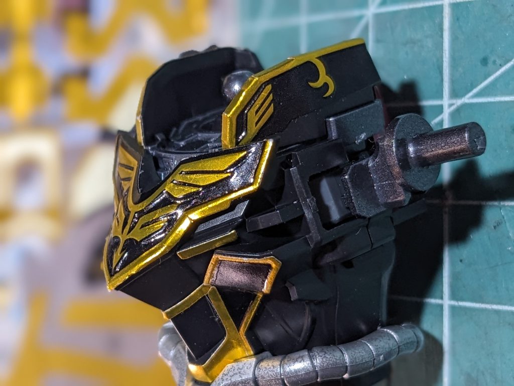 エングレービングのマーキングシールは丁寧に処理すればちゃんと立体感出ますね。RG版のメッキパーツも優秀だけど、メッキの厚みでエッジが消えてしまうのがネック。