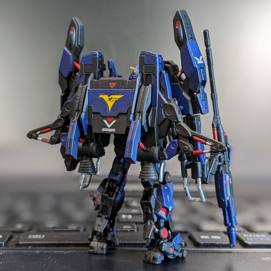 バックショットのほうがボリューム感があって良いですね。ティターンズマークが大きすぎたようにも感じますが真っ平らだったのでココしか無い！と思って貼ってしまいました。