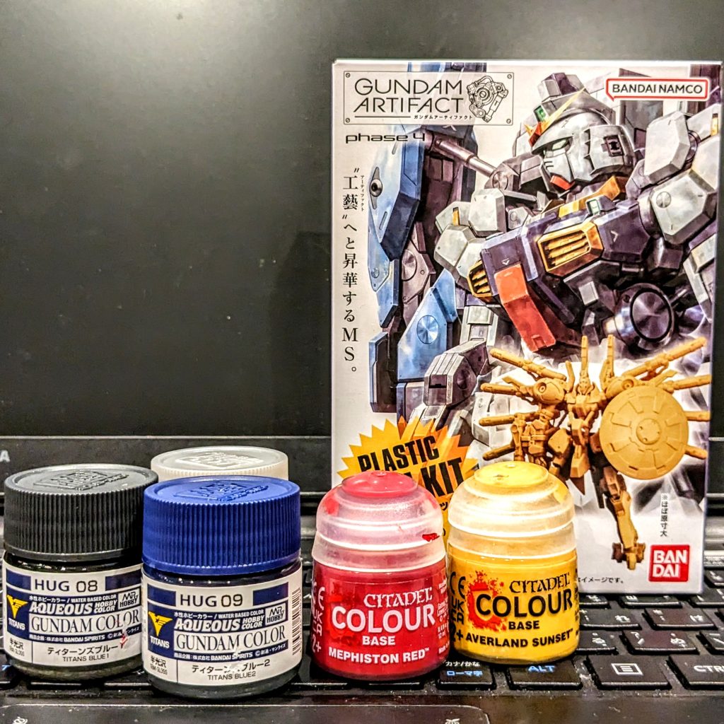 メインで使用したのは水性ホビーカラーのティターンズブルーとシタデルカラーのメフィストンレッド。下地は黒サフ吹いてそのまま地色として活用しました。