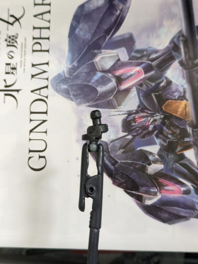 （実は一度ファラクトのパーツで失敗したので、これはザウォートのではあるんですが・・・）今回は仮組みしたところで、頭が前に出すぎだな、低すぎだなと感じたので、幅増しと後ろにズラす加工をしてあります。上下に真っ二つにしたあと、ランナータグを片方に１枚、もう片方に２枚貼って、２枚貼ったほうをナナメに削り込んで接着です。ケンプファーの頭が上下に振りにくい形状のため、ナナメにしておけば顎を引いた感じにできるかなと考えた結果が完成品の状態です。これによって、左右に首が振れるようにもなりました。だけど、もう1mmくらい上にあげてもよかったかも。