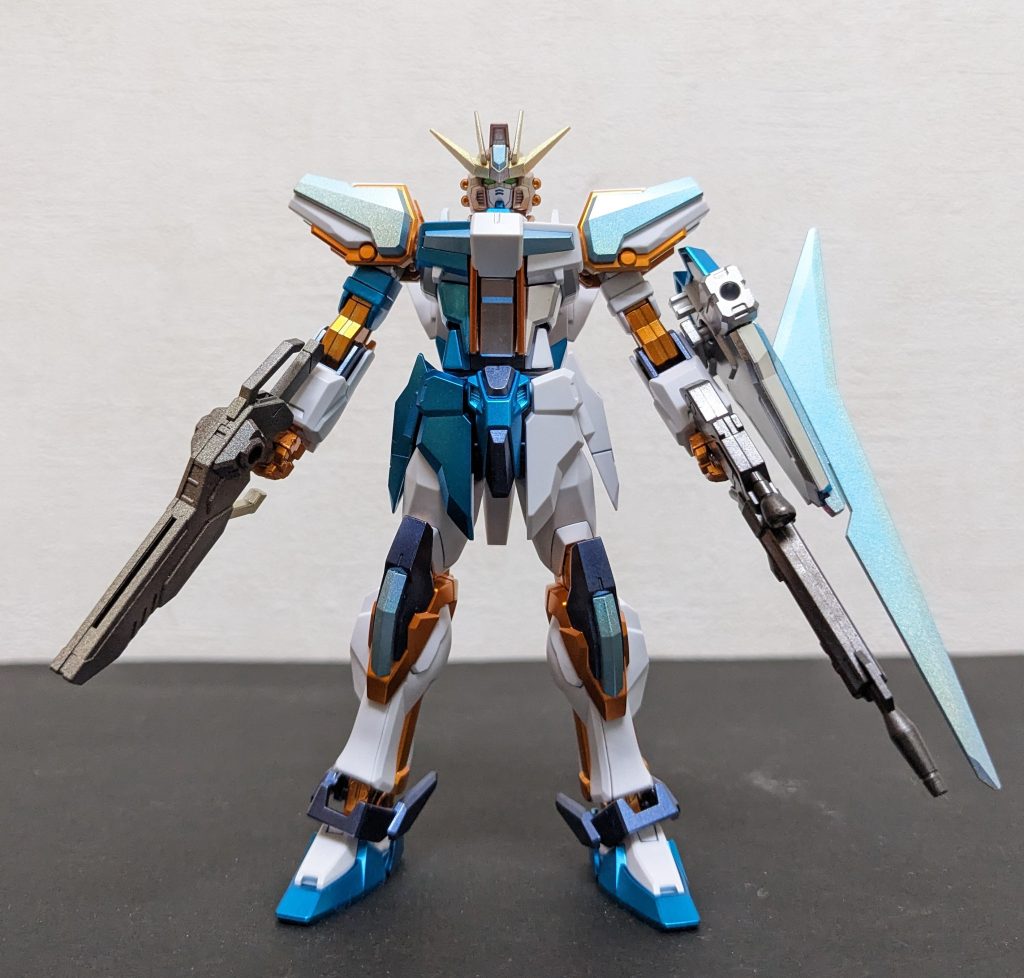 何で春日影やったの!?正面ッス。既出の燈、楽奈(少女体系)と違い、そよりんの大人っぽさ(あんな高1生おらんやろ😅)と、「切られた」衣装の再現しやすさから、キット入手前からエクシードギャラクシーをロックオンしてました😉関節等は、そよのメンバーカラーは黄色ですが、金にするのも今更感あったので、メタオレンジにしてみました。何となくエルガイム(祝!40周年!)っぽく見えるのは、あえて狙ってます😁髪色に近い色がガンマカにないので、シャアピンク2の上からホロイエロー吹くことで寄せてみましたが、上手くいってるでしょうか❓あと、蛍光ピンクのパーツは流石にそのままだと浮くので、勿体ないと思いつつも、シャインシルバーの上にホロブルー吹きました。なんとなく「レースクイーン」っぽい雰囲気もあるかな?(出た〜!親父的語彙力💦)