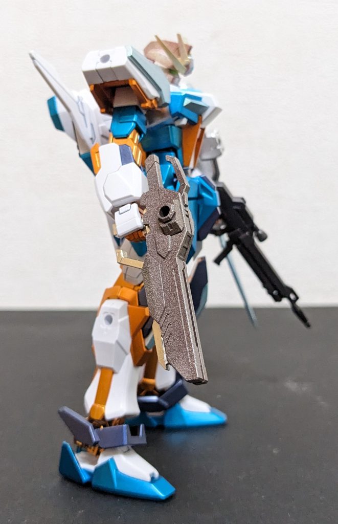 離さないでくれて、ありがとう右側面。専用ライフルは、そよモデルのベースの色が3トーンサンバーストなのに少しでも寄せるべく、レッドブラウンの上からホロイエロー吹いてます。