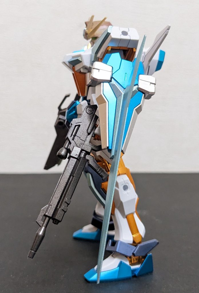 勘違いしないで!ここには、終わらせに来たの!!左側面。説明書で「ご自由にお使いください」と記載のノーマルのストライク用ライフルも、見出しのセリフの後、ステージに引っ張り上げられ、感涙の「詩超絆」炸裂した時に持たされた借り物ベース(RiNGのレンタル用備品?)をモチーフに、メタブラックで塗装(マニアック過ぎて、ここまで書かなきゃ全く意図が伝わらないな💦)。欲張りなんで、この状態で飾ってます😆