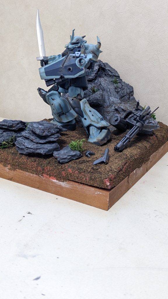 岩山と岩はそれなりにいい感じに出来たと思う。そして岩との隙間に少し草を生やしてみました。