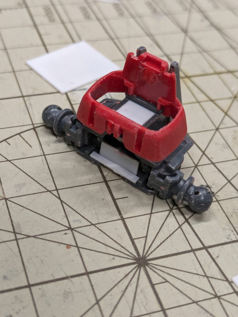 ボディパーツはEGストライクのものを軸に調整。あれこれ切ったり貼ったり削ったり接着したりしながら整えていきました。