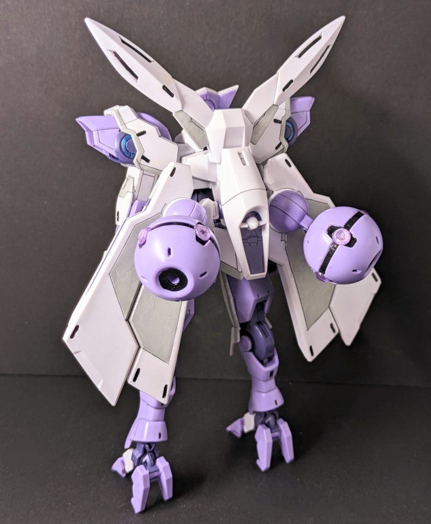 背部です。フライトユニットがのっぺりしてたのでディテールを追加しました。背面のポッドには100均のジュエルシールを追加してみました。なんだか禍々しさが出たのでよかったです。