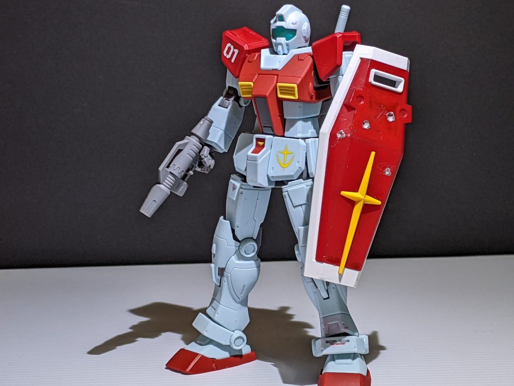 肩をHGガンダムの肩に、シールドはEGから。シールド色はあえて変えずそのまま。肩のみレッドで塗装。あとは簡単フィニッシュ！
