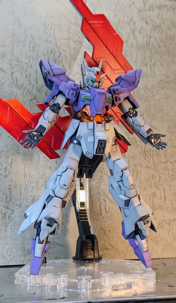 重厚感と怪しさが出るようなカラーリングを意識しました。ジオン機体の胴体とサイコガンダムⅳの頭が合体してできたこの機体。それをガンダム色にしたわけですから偽物感や怪しさが滲み出てもおかしくないかなと思ってます。