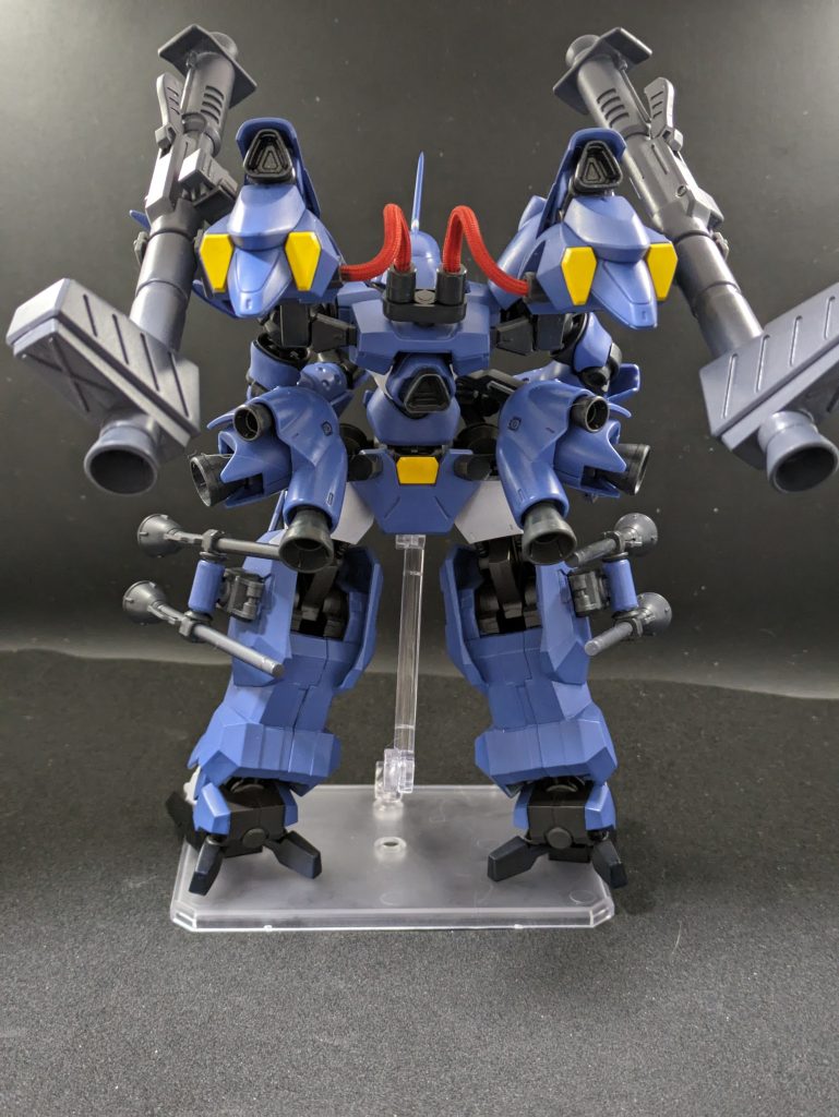 基本的にバンダイからでているプラキットのみで構成できるようにしてありますが、ガンプラに絞るのは難しいので30MMオプションパーツを活用した背面です。謎の赤いケーブル周辺、ふとももスラスターユニットを接続する部品の１部、シュツルムファウスト取り付け台座、あと見えにくい見せにくいところに3mm接続ピンを使うなど。あのケーブル何なんでしょうね。正解は「ファラクトのバックパックに差し込んであるパーツの接続分がゆるめでブラストブースターが前後にフラフラしちゃうので動かないようにしておくためのもnゲフンゲフンただの動力パイプ」です！！違うんですよそうなんですよ！！ファラクトが３角バーニアなのに、ふとももスラスターユニットはケンプファーの丸いのでいいのか？統一にしたほうがいいのでは？とも思いましたが、水星の魔女本編においてエアリアル本体のスラスターと装備したフライトユニットとでは違うじゃんってことになったのでこのままです。そも、ふとももスラスターユニットは増設機器ですからね。シュツルムファウストに使った青いパーツはケンプファー胴体側面の動力パイプの中継部分です。3mmに削って差し込めるようにしました。