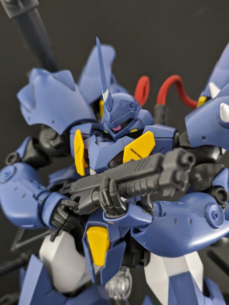 モノアイは可動せず。シールでは平面的でしたので立体化です。（まえにどっかで見た気がしたので）ランナーの丸くピン状になった先端を切りはずして整えたあと、ピンクサフ。貼り付けられる側を平らにして接着。というかんじです。頭の左右の出っ張りがファラクトのほうに干渉するので、肩付け根のパーツをいくらかけずってあります。胴体のクリアパーツはあえて外した状態にして、そういうデザインとしました。一応サフは吹いたんですが、まぁなくてもいいかなと。肩の3mm穴を30MMのパーツで塞ぎ・・・そういえばTwitter（現X）でこの手の話題が出てましたが、このあたりは好みですね。良いとも悪いとも言えないというか。開いてる穴は塞げ！