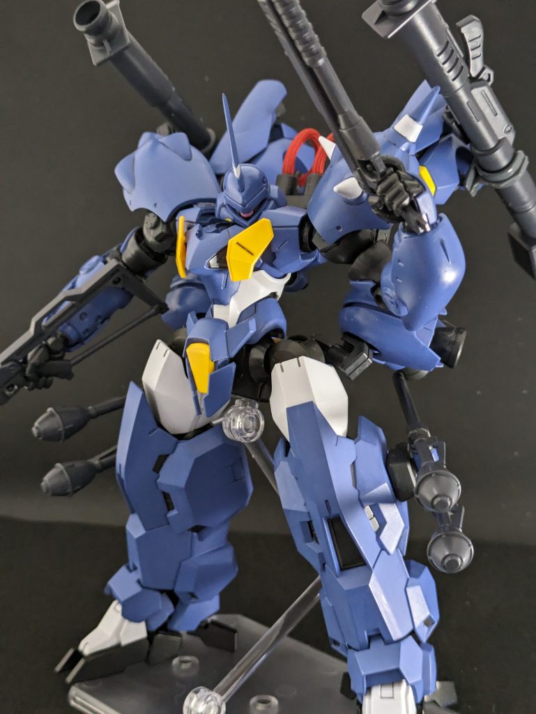 実は左手、加工しました。手首を切って真っ直ぐになるよう削って接着してあります。だって角度付きハンドパーツ片方要らなかったから・・・ふとももスラスターユニットは単純にケンプファーの太もも（ボールジョイント）にケンプファーの足首パーツ（ボールジョイント）を差し込んで、位置と角度が変えられるように30MMのオプションパーツで延長してあります。接続先はリアアーマーです。太ももそのままだから、ビームサーベルも（出してないけど）内蔵している想定です。