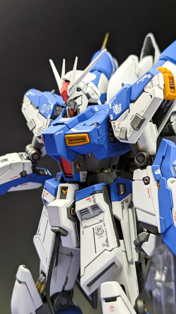  カラーリングはせっかく塗るのでなので少し違う感じがいいなと思い、ガンダムっぽい感じに寄せつつ、ハイニューから離れ過ぎないように意識しました 