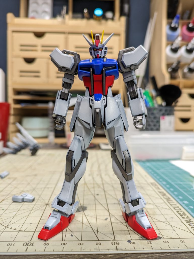 ストライク本体EGはストライクの立体物の中で1番顔が格好良いと思う　MGリマスターはアレンジ効きすぎてるがなぁ、たしかに格好良いんだけど…関節がすぐに緩くなるという報告をよく拝見するので見えなく関節の接続部分をわざと厚めに塗ってます。今更だけどフレームガンメタと明るめのトリコロールはバランスが悪いかもしれない…