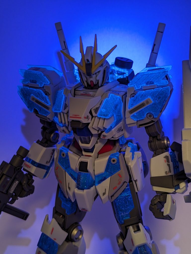 ブラックライトで光らせたくてガイアノーツの蛍光ブルーを1対1で希釈しサイコフレームの裏面にエアブラシで吹き付けました