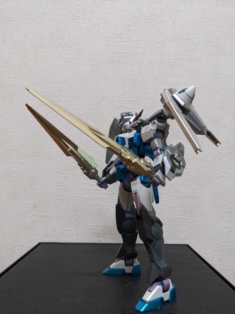 左側面背中のアークドライブユニットと両腕のアークブレイサーは、キットの青のままだとあんまキャラに寄せれず、かつ上に重い色多すぎかなと思い、ガンダムシルバーをメイン、シャインシルバーでアクセントに変更しました。色味のせいか、フルバーニアンやウイングゼロカスタムみたいな感じになり、結構気に入ってます😉