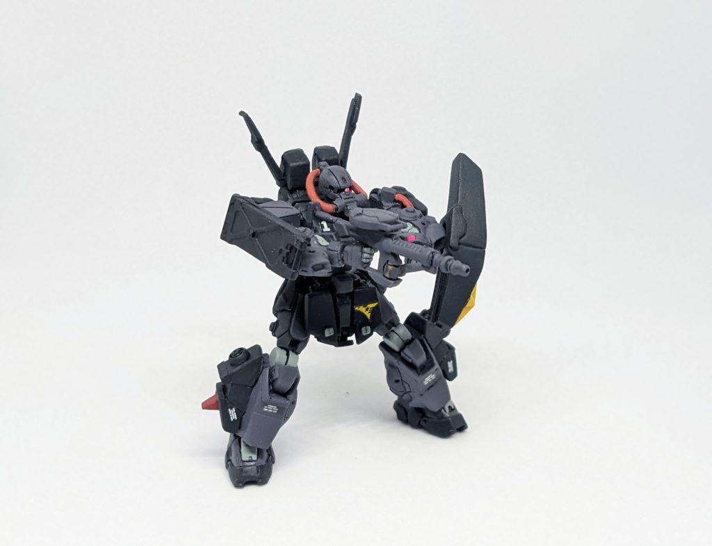 ザクマシンガン改を構えたポーズ。フォアグリップは握れないのですが、ちゃんとスイングできるように改造しました！シールドはネオジム磁石で脱着できるようになってます💡