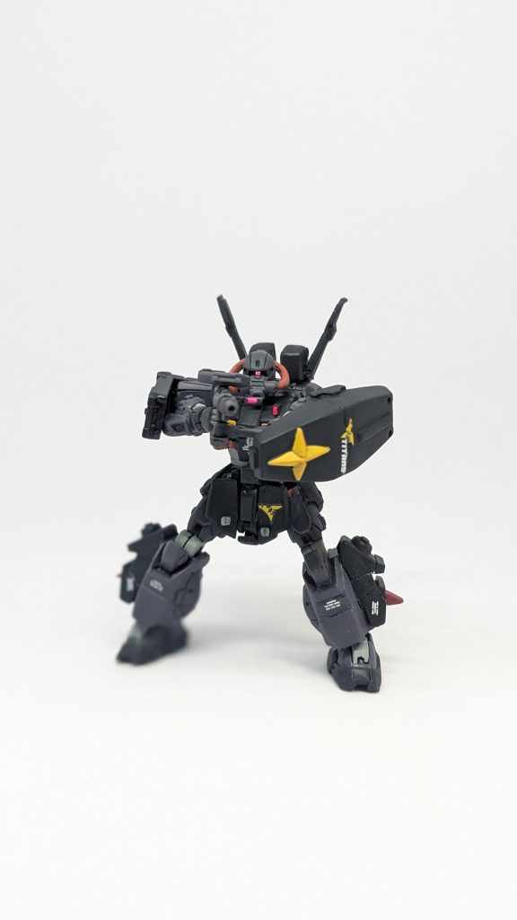 正面。シールドの連邦十字マークはプラ材から削り出して作りました。苦労しましたが、やった分の効果はあったかと思います😅